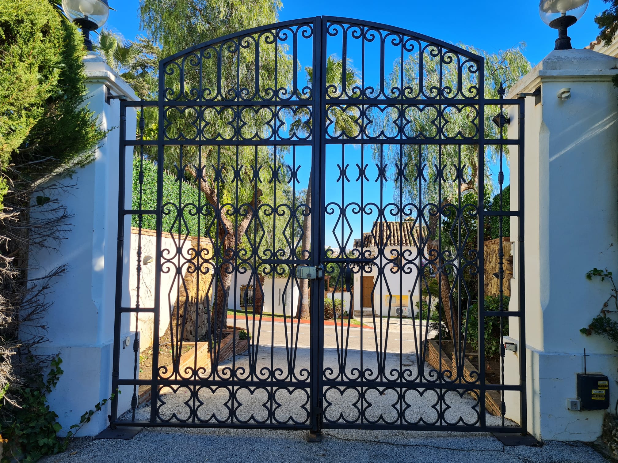 Puerta de hierro forjado a medida instalada en entrada de villa en Marbella