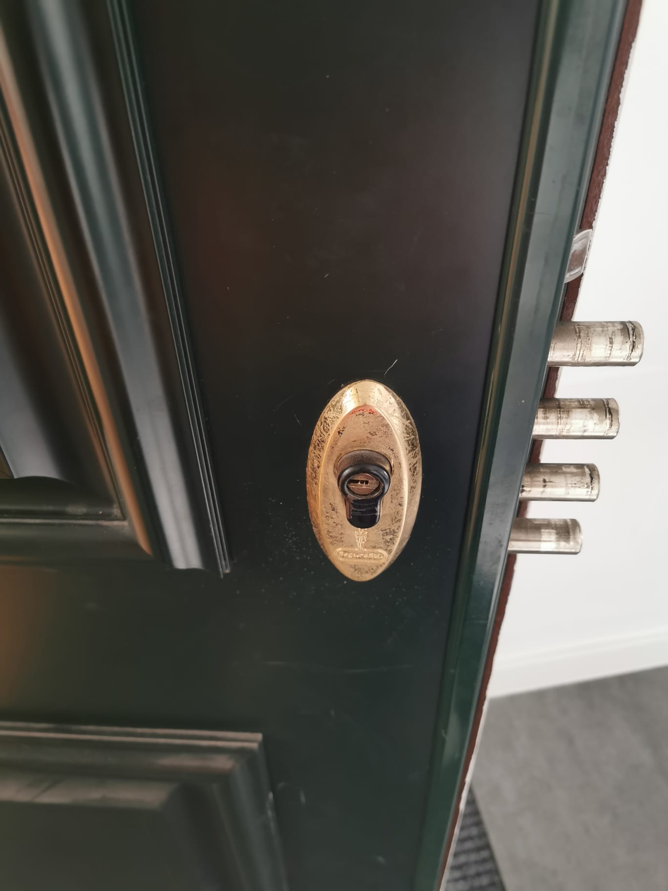 Detalle de bombín de cerradura de seguridad en puerta de vivienda en Marbella