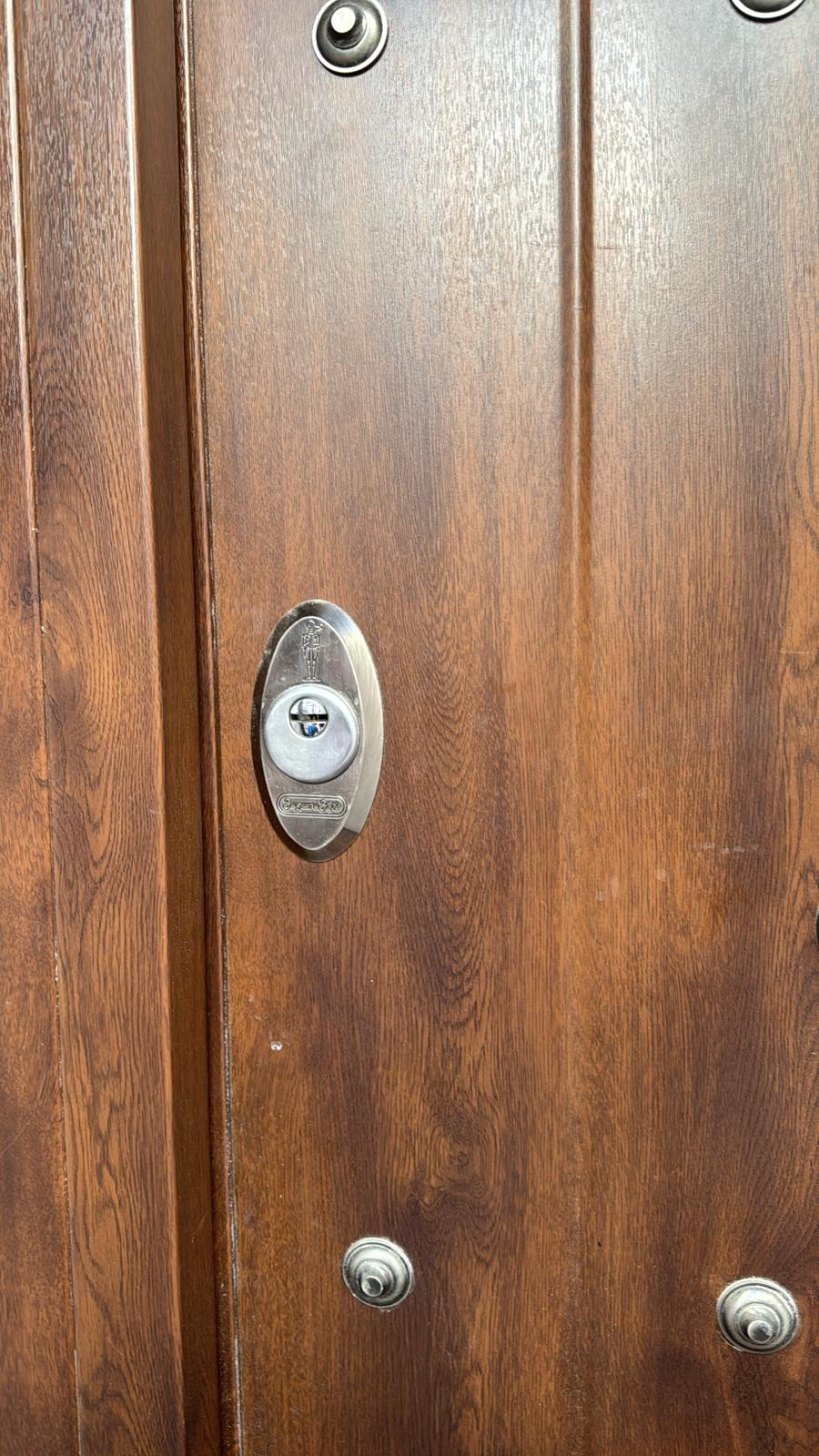 Cerradura de seguridad instalada en puerta de vivienda