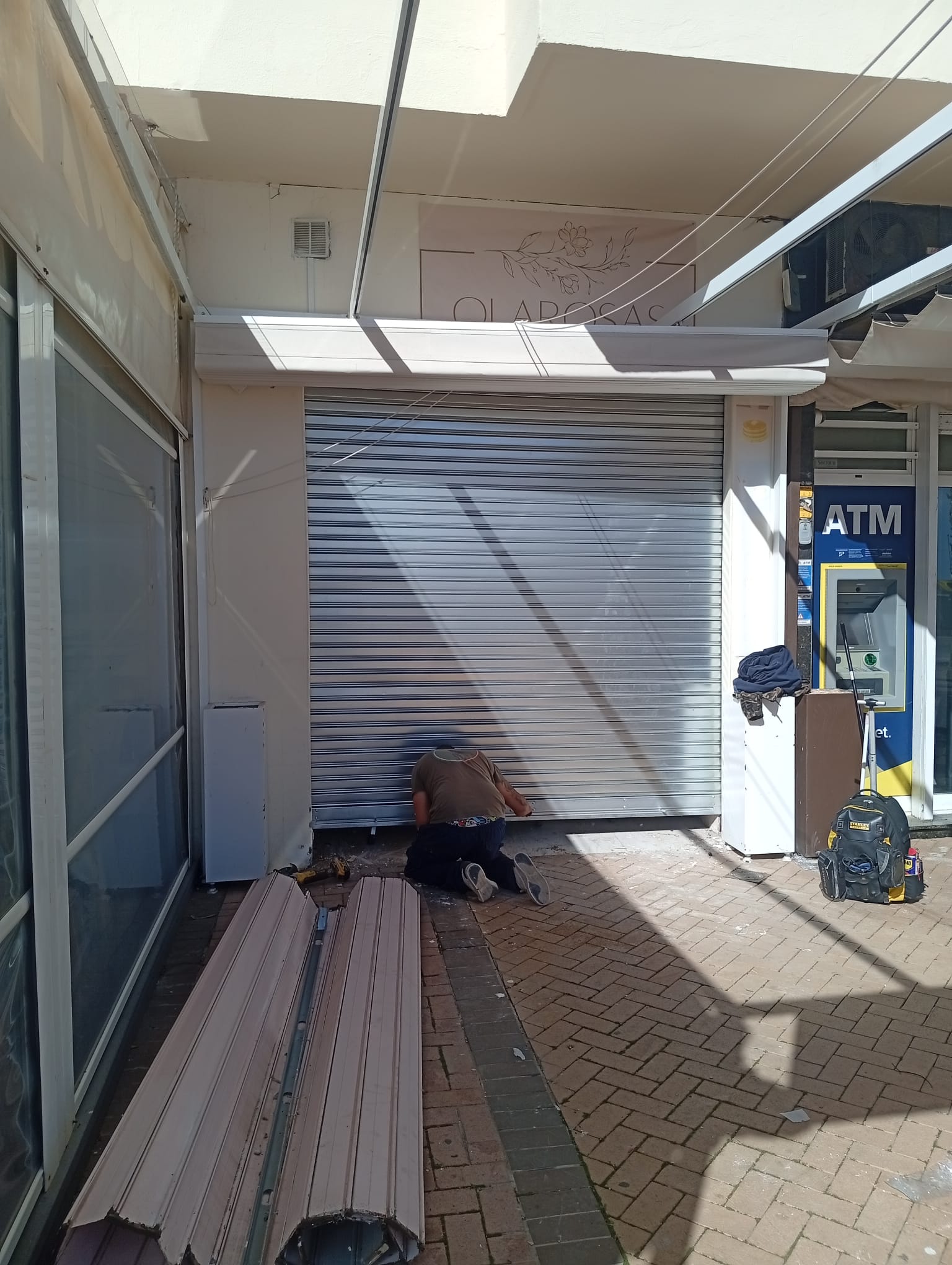 Instalación de persiana comercial con motor tubular en Marbella
