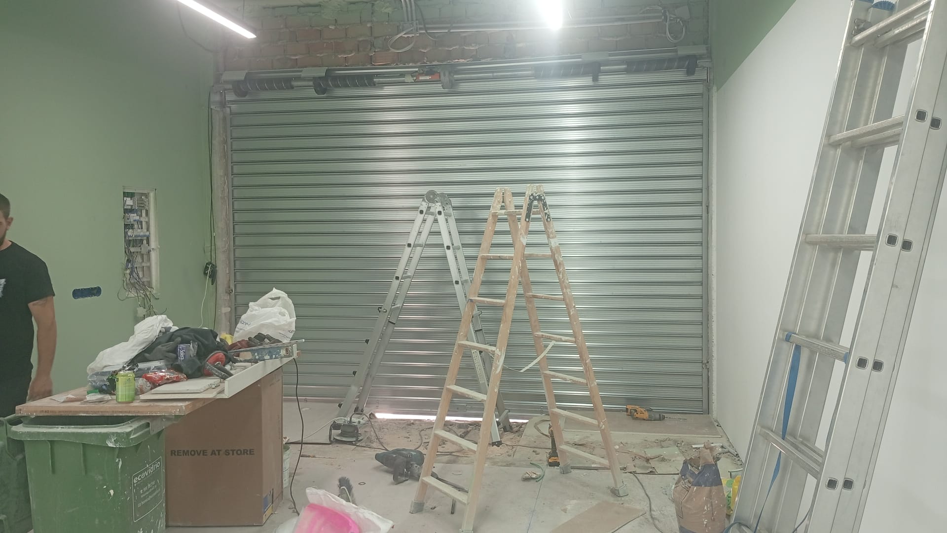 Riel motorizado de persiana instalado en obra en Marbella