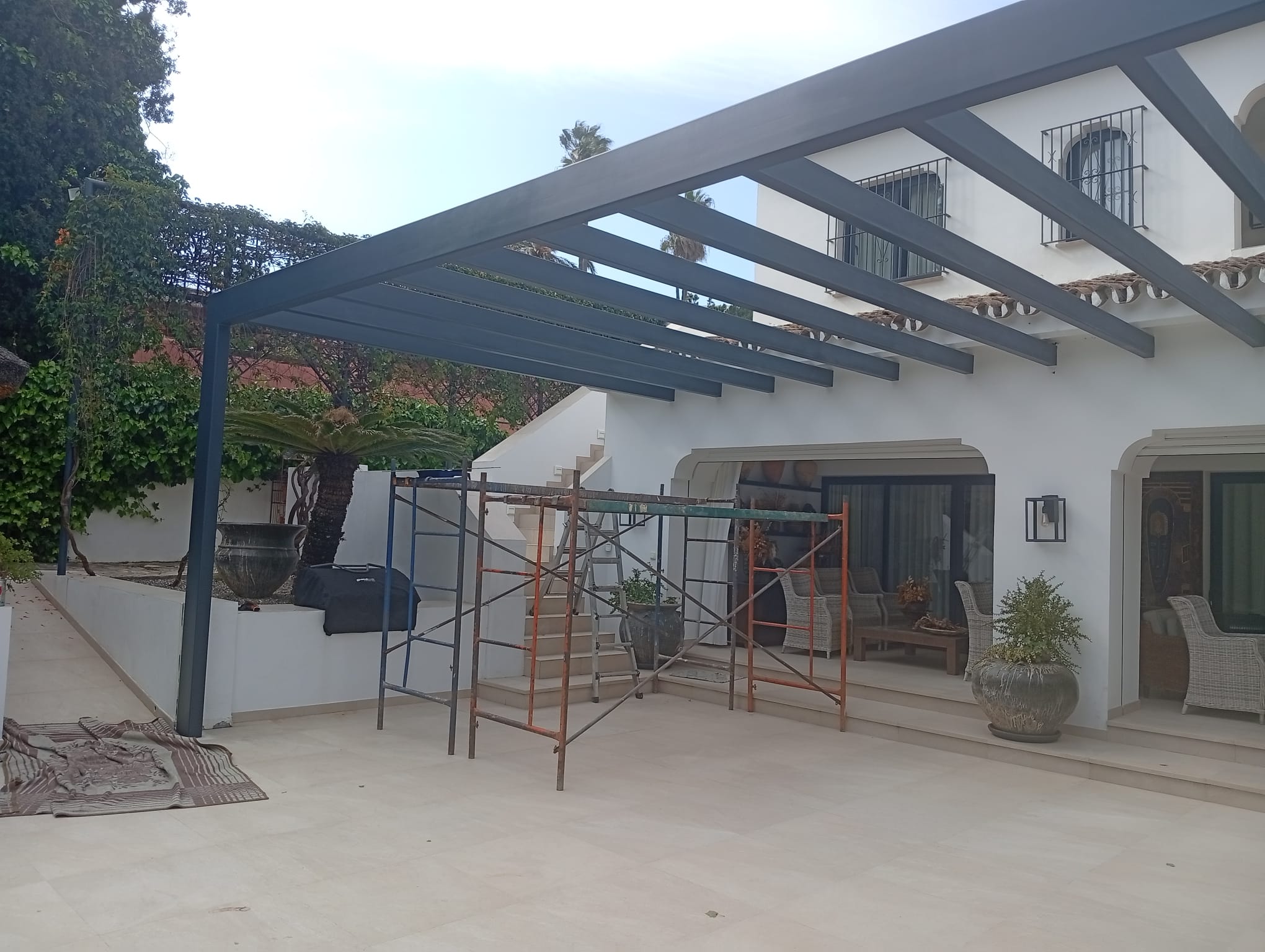 Pérgola en construcción