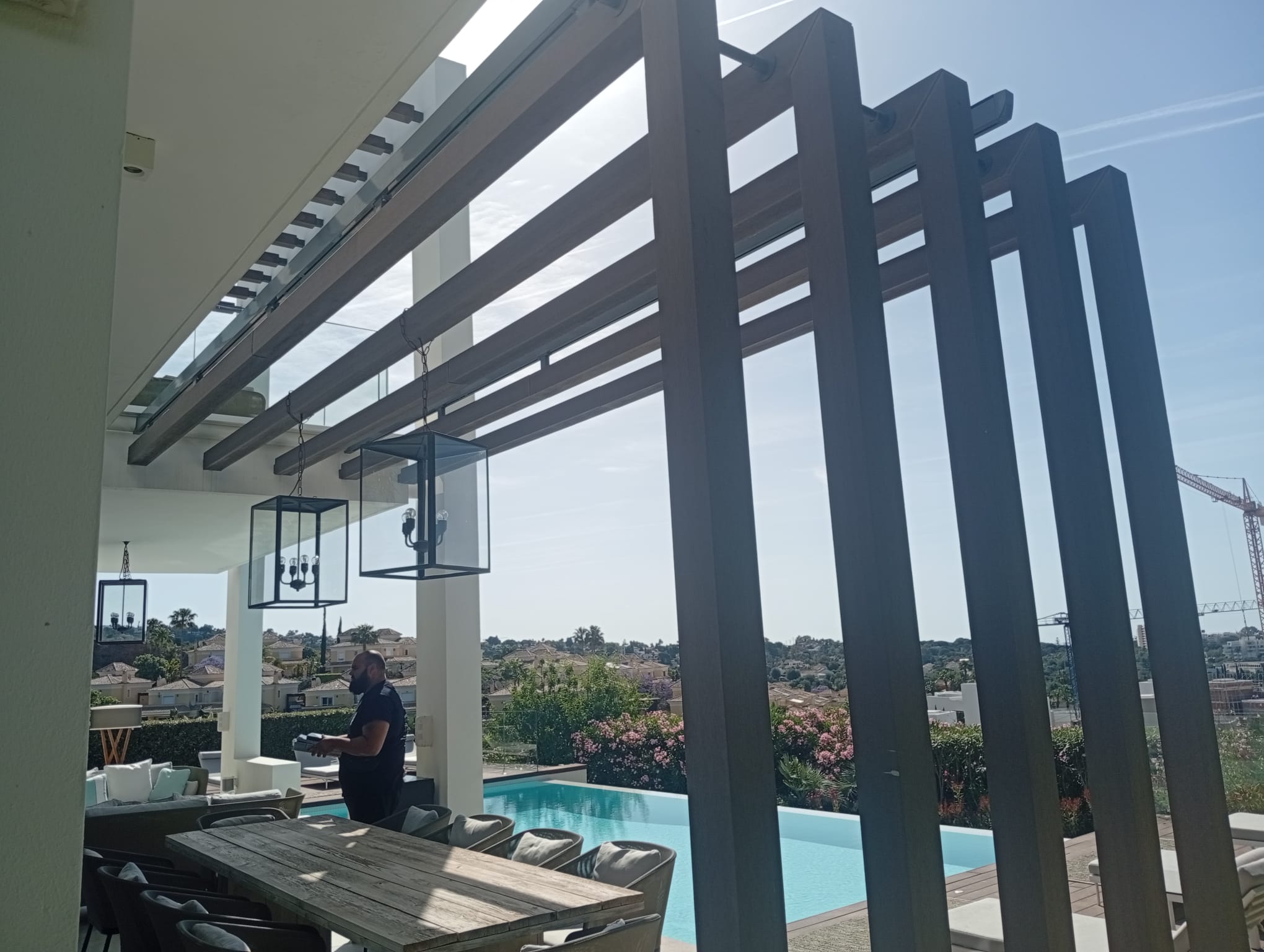 Pérgola de aluminio instalada junto a piscina en villa de Marbella