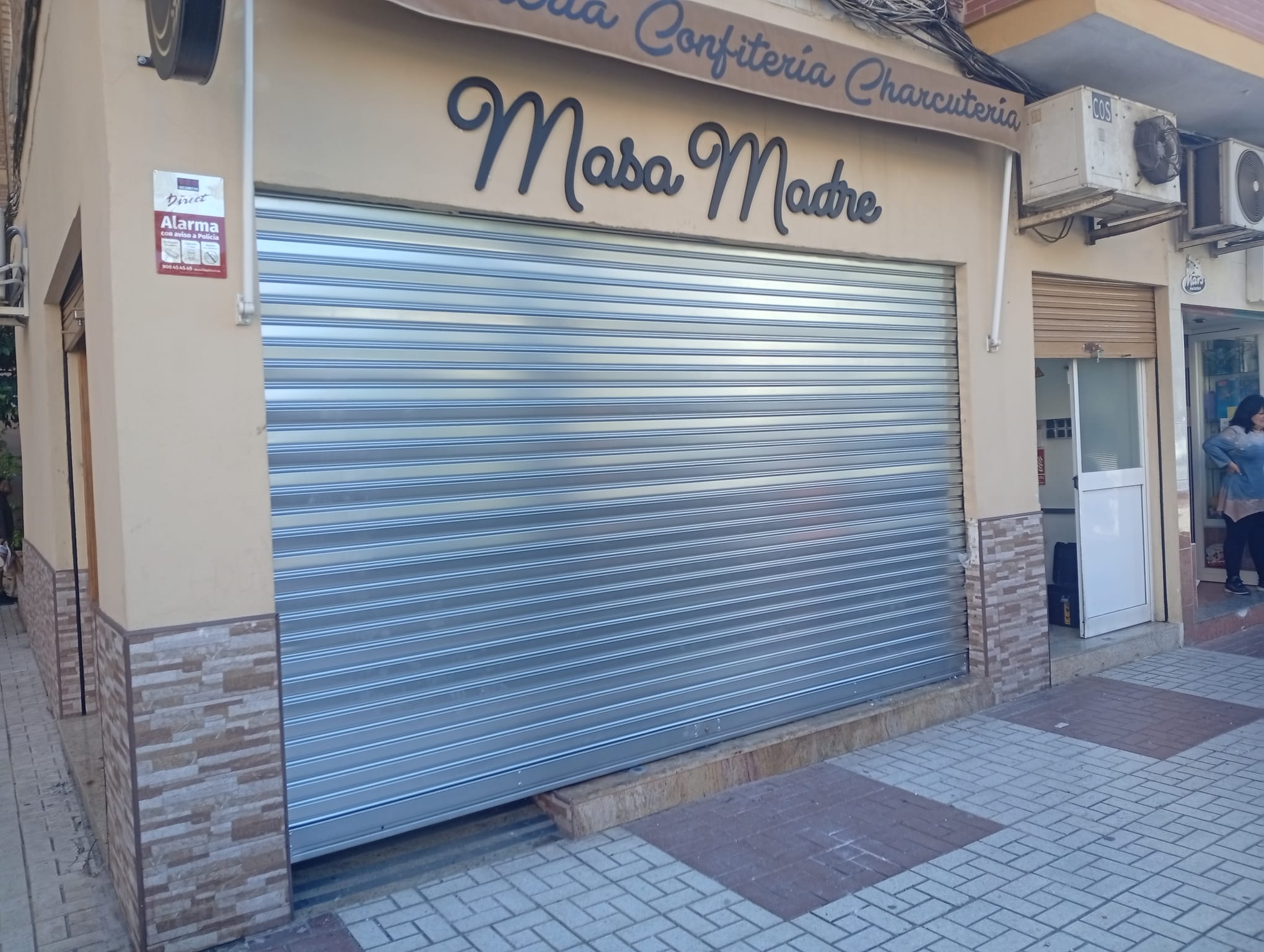 Persiana enrollable instalada en fachada de comercio en Marbella