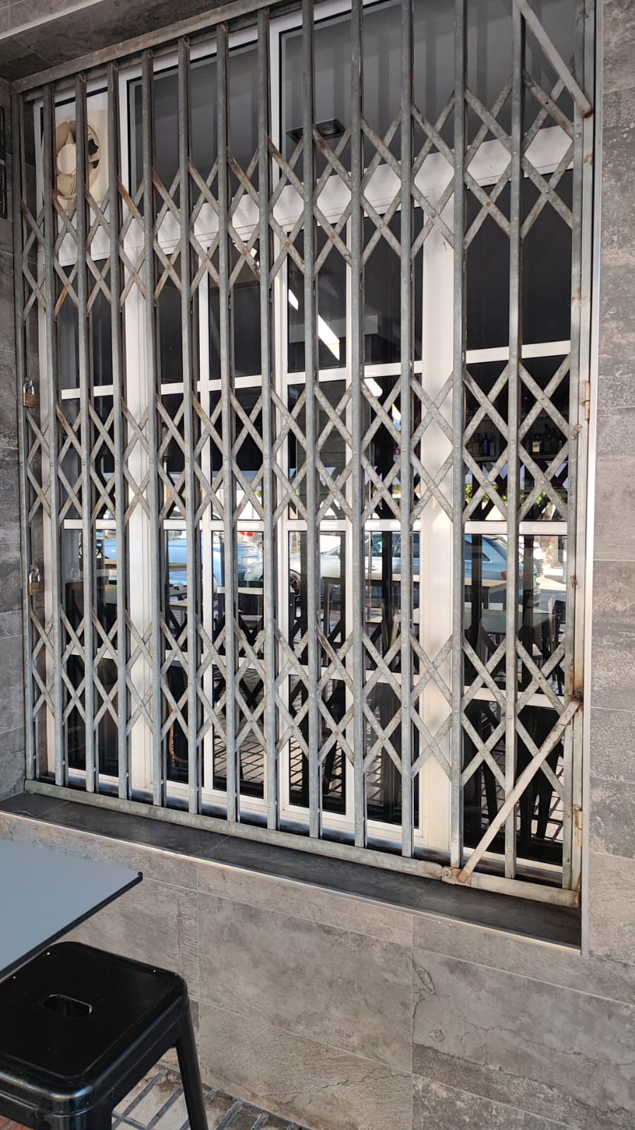 Cierre de seguridad reforzado en local comercial en Marbella