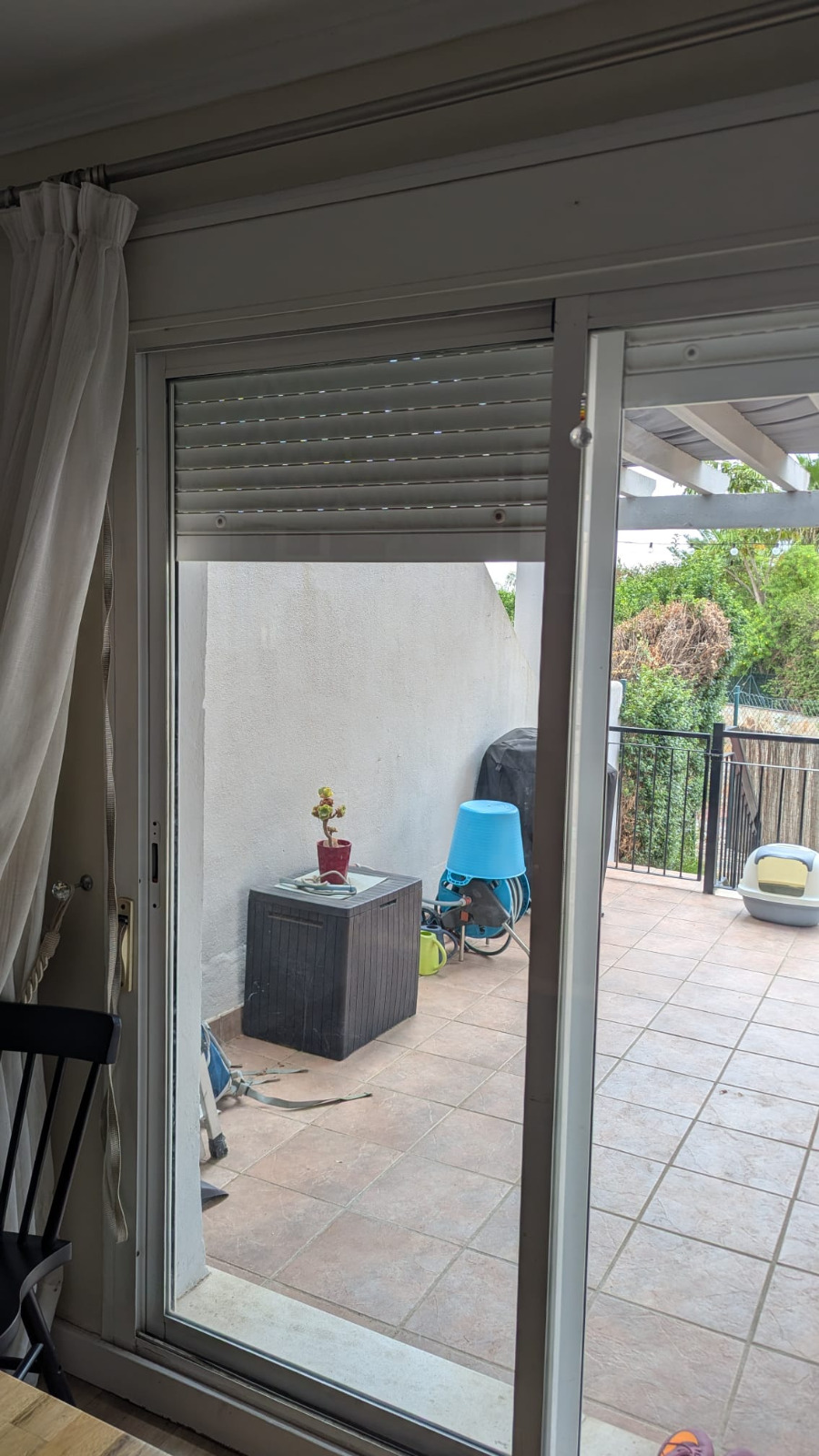 Terraza de vivienda con persiana instalada en la Costa del Sol