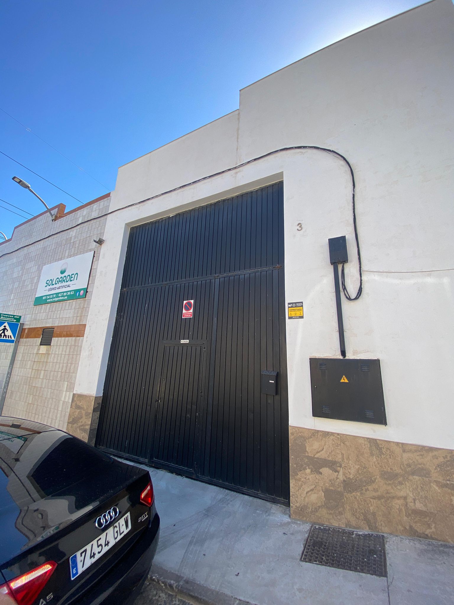 Puerta metálica de acceso