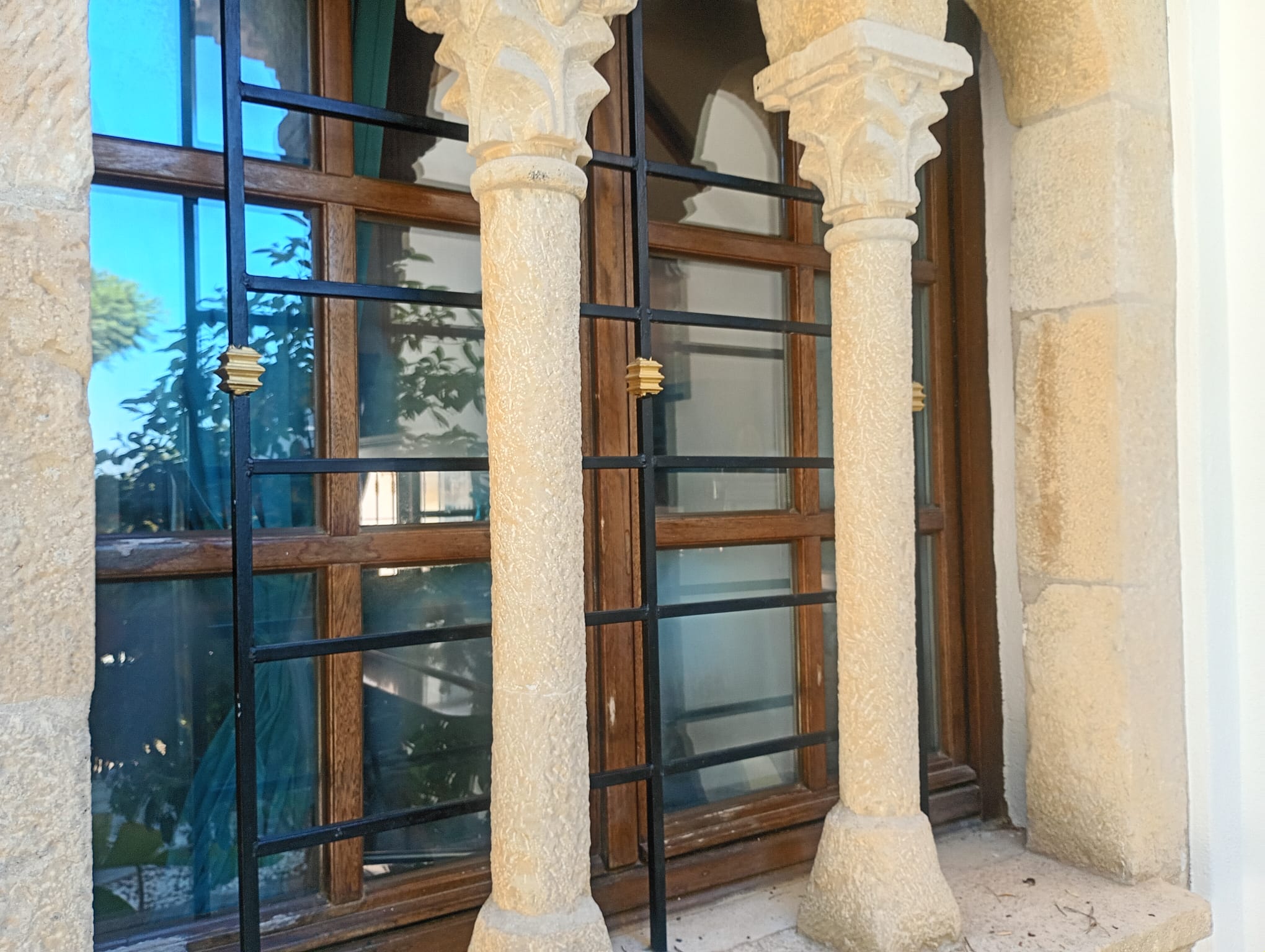 Detalle de reja de forja en ventana de vivienda en Marbella