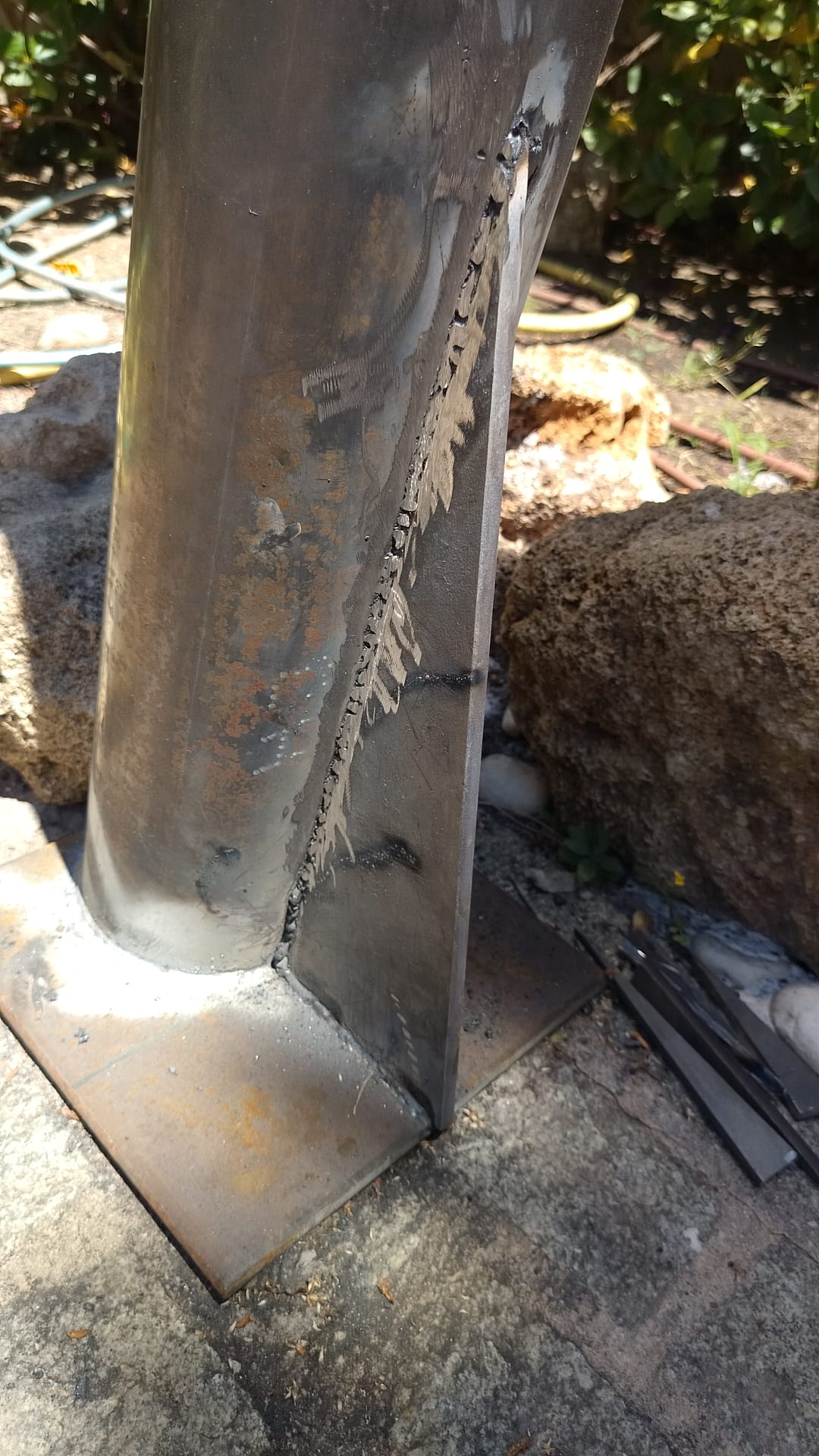 Detalle de soldadura y acabado en estructura metálica